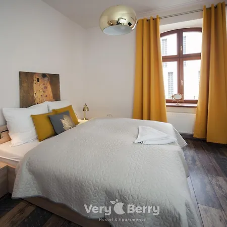 Przestronny Very Berry W Poznaniu Z Dwiema Sypialniami By Renters Apartamento