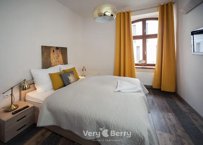 Przestronny Very Berry W Poznaniu Z Dwiema Sypialniami By Renters Apartment